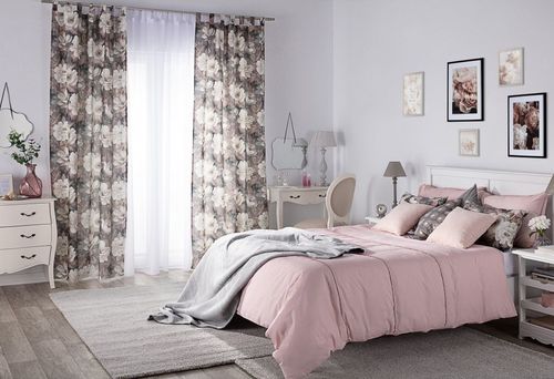 Ciepłe i swojskie wnętrze sypialni urządzonej w rustykalnym stylu